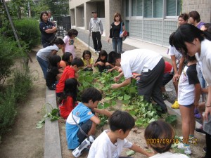 生徒会と十三小学校の子どもたち