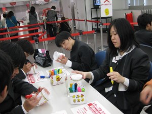 チキンラーメン容器を制作中