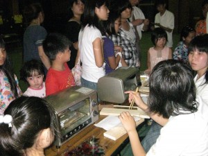 子どもたちの書いた絵をトースターで暖めて加工