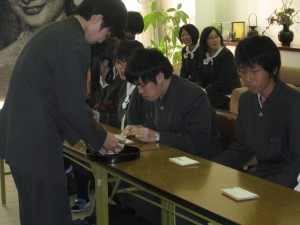 男子生徒もお茶をいただきました